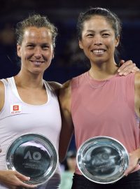 Tenistky Barbora Strýcová a Šu-wej Sie s trofejemi pro pár, který prohrál ve finále čtyřhry na Australian Open