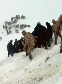 Záchranáři hledají oběti pod sněhovou lavinou