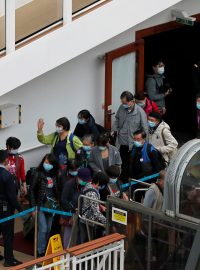 Cestující na výletní lodi World Dream, které hongkongské úřady v neděli uvolnily z karantény.