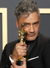 Uprostřed Taika Waititi s Oscarem za nejlepší scénář za snímek Králíček Jojo. Vedle něj herci Natalie Portmanová a Timothée Chalamet, kteří mu sošku předávali.