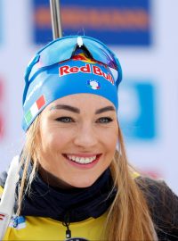 Italská biatlonistka Dorothea Wiererová po triumfu ve stíhacím závodě na domácí trati v Anterselvě