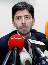 Italský ministr zdravotnictví Roberto Speranza při tiskové konferenci o obětech koronaviru