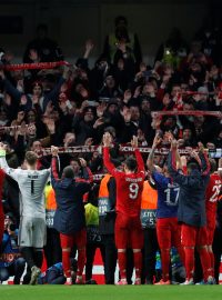 Fotbalisté Bayernu Mnichov oslavují se svými fanoušky vítězství nad Chelsea 3:0 v osmifinále Ligy mistrů.