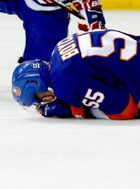Johnny Boychuk po zásahu bruslí