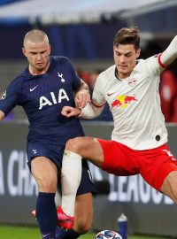 Patrik Schick (vpravo) v souboji s Ericem Dierem z Tottenhamu.