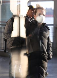 Dojíždějící v maskách na Whitehall Terminal během šíření nemoci COVID-19 v Manhattanu.