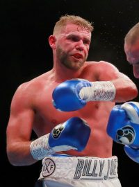 Billy Joe Saunders (vlevo) v ringu, jeho soupeřem je  Shefat Isufi.