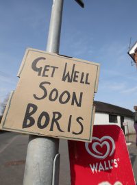 Cedule na podporu premiéra Borise Johnsona, který je na jednotce intenzivní péče v souvislosti  s nemocí covid-19 na jednom ze sloupů ve městě Swynnerton.