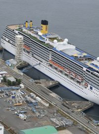 Výletní loď Costa Atlantica kotvící v docích japonské prefektury Nagasaki.