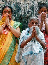 Ženy se modlí během hinduistického rituálu Yagya za vymýcení koronaviru.