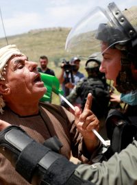 Spor Palestinců s příslušníky izraelské armády na Západním břehu Jordánu