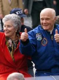 Astronaut John Glenn s manželkou Annie na archivním snímku v roce 1998