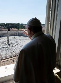Papež po dlouhé době promluvil k věřícím na Svatopetrském náměstí