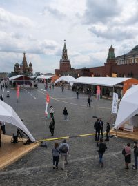 Navzdory pandemii covidu-19 se tento víkend v Moskvě koná první velká veřejná akce. Na Rudém náměstí začal tradiční knižní festival