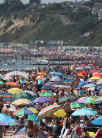Dav lidí zaplavil oblíbenou britskou pláž ve městě Bournemouth