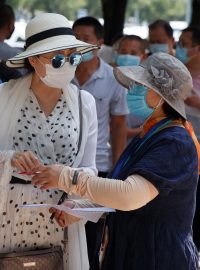 Obyvatelé Pekingu čekají na testování na koronavirus (30. června)