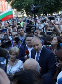 Bulharský prezident Rumen Radev mluví se svými podporovately na demonstracích poté, co prokuratura prohledala jeho kanceláře.