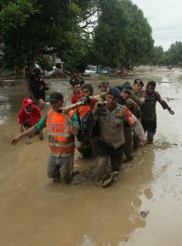 Povodně v Indonésii neustávají
