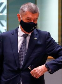 Český premiér Andrej Babiš (ANO) a předseda Evropské rady Charles Michel se zdraví dotykem loktů na summitu lídrů EU v Bruselu