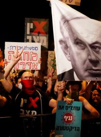 Demonstranti proti premiérovi Benjaminu Netajahuovi zablokovali vchod do izraelského parlamentu