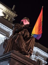 Pomník rodáka z Varšavy Mikuláše Koperníka s vlajkou LGBT