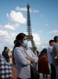 Paříž zvažuje povinné nošení roušek na veřejnosti