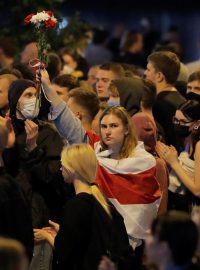 Protestující dav po zveřejnění výsledků prezidentských voleb v Bělorusku