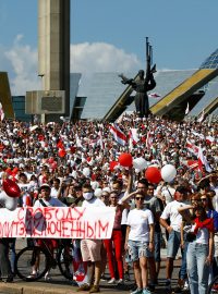 Desítky tisíc protivládních demonstrantů s bílo-červenými vlajkami zaplavily centrum Minsku