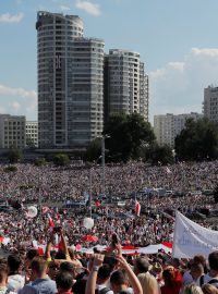 Protestů v Minsku se účastní na stovky tisíc lidí.