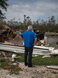 Lonnie Gatte před troskami svého domu ve městě Sulphur v Louisianě, který zasáhl hurikán Laura