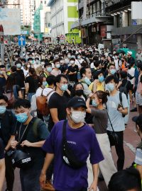Stovky lidí v neděli vyšly do ulic v Hongkongu na protest proti odkladu parlamentních voleb a novému kontroverznímu bezpečnostnímu zákonu