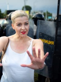 Úřady se pokusily deportovat i Kalesnikavovou, spolu s dvěma dalšími opozičníky, ale Kalesnikavová na hranici s Ukrajinou schválně roztrhala cestovní pas, a proto ji pohraničníci nemohli dostat ze země