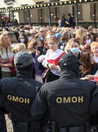 Běloruské bezpečnostní síly proti demonstrantkám v sobotu brutálně zakročily.
