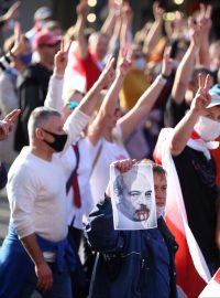 Účastníci požadují odchod Lukašenka a nové volby.