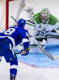 Brankář Dallasu Anton Chudobin a jeho spoluhráč Corey Perry se brání ve finále Stanley Cupu proti Ondřeji Palátovi