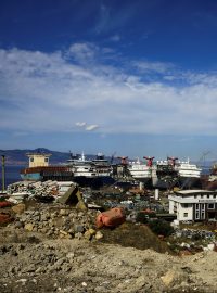 V tureckém přístavu ve městě Aliaga bylo odstaveno několik výletních lodí, které budou rozebrány do šrotu