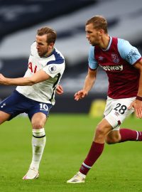 Tomás Souček (vpravo) brání útočníka Tottenhamu Harryho Kanea