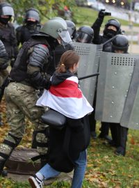 Příslušníci běloruských pořádkových sil zakročili proti demonstrantům.