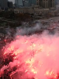 Tisíce lidí ve středu vyšly do ulic Varšavy v rámci Pochodu nezávislosti, který již několik let pořádá polská krajní pravice k výročí opětovného získání samostatnosti Polska v roce 1918. Někteří účastníci průvodu se střetli s policií, polská média hlásila i raněné. Policie řadu lidí zadržela. Starosta města pochod letos kvůli prudkému šíření koronaviru zakázal