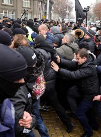 Proti novým opatřením proti koronaviru ve středu protestovalo několik stovek Bulharů a požadovalo rezignaci vlády, kterou viní z neschopnosti provést zdravotnickou reformu a rovněž z rozsáhlé korupce