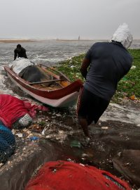 Na východoindické pobřeží ve čtvrtek časně ráno místního času za doprovodu prudkého deště a vichru udeřil cyklón Nivar, kvůli kterému tamní úřady musely evakuovat desítky tisíc lidí
