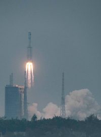 Čína v úterý uskutečnila první start nové nosné rakety Dlouhý pochod 8, která by výhledově měla umožňovat vícenásobné použití