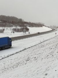 Na 82. kilometru dálnice D8 mezi Ústím nad Labem a Německem už uvízly kamiony.