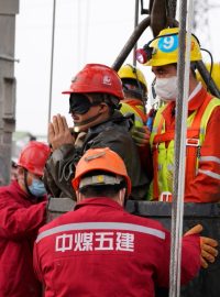Horník vyproštěný záchranáři z dolu na zlato nedaleko města Jen-tchaj v provincii Šan-tung na východě Číny.