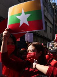 Lidé v ulicích Rangúnu vyvolávali hesla „Pryč s vojenskou diktaturou“ či „Ať zvítězí demokracie“. Vyzývali také k propuštění Su Ťij a dalších lidí, kteří byli při puči zadrženi.