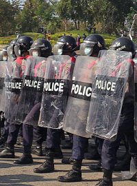 Policisté zasahující proti protestujícím v Barmě (8.2.2021)