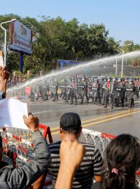 Barmská policie použila proti protestujícím i vodní děla
