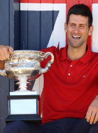 Novak Djokovič v pondělí pózoval s trofejí pro vítěze Australian Open na předměstí Melbourne v Brightonu