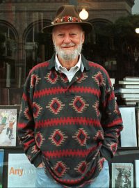 Lawrence Ferlinghetti před svým obchodem v San Franciscu