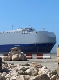 Izraelská obchodní loď po návratu do přístavu v Dubaji